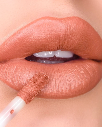 Bronx Brown Sugar Liquid Matte LipStick on a model&